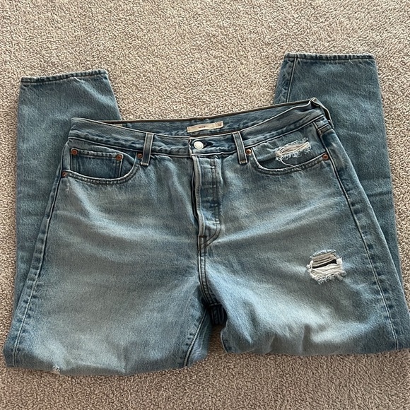 Levi’s Premium Wedgie Size 32 Distressed Light Wash Button Fly Jeans - Picture 4 of 8